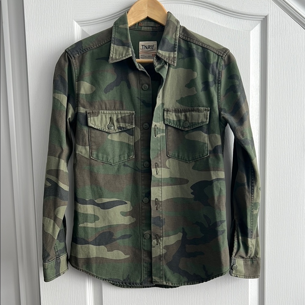 TNA Camo Button-Up Shirt TNA Standard EUC Sz XS front pockets